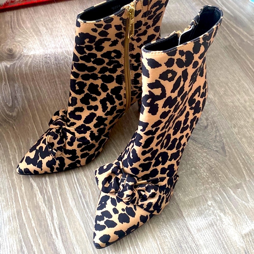 🤎🧡How Cute! Brand New Isaac Mizrahi Leopard Booties with Bow size 6 1/2💕💕💕